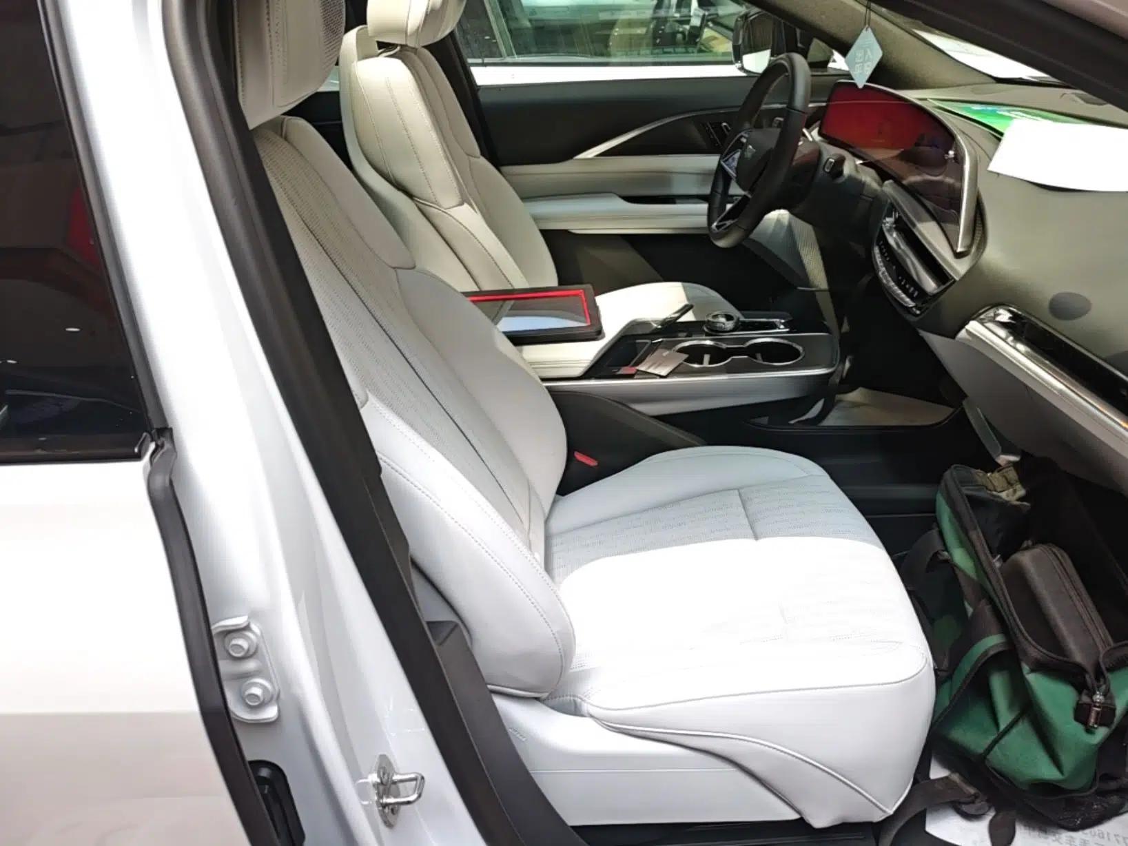 Cadillac LYRIQ 2024 Rear-Drive Standard Range Luxury Edition — миниатюра 23