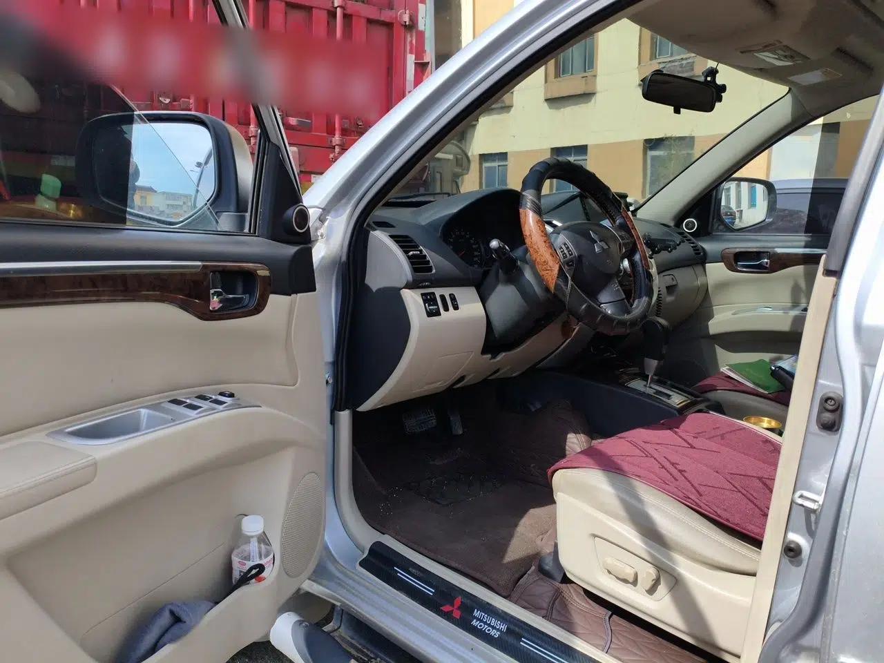 Mitsubishi Pajero Sport 2013 3.0L Automatic Two-Wheel Drive Luxury Edition — миниатюра 17