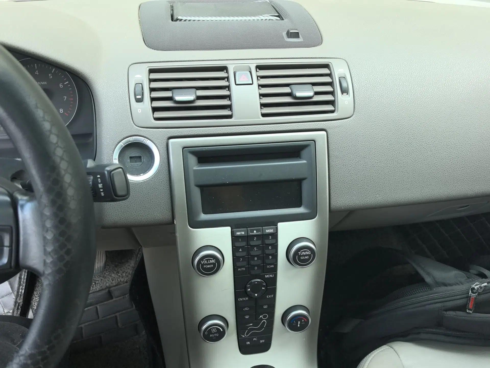 Volvo S40 2011 2.0L Automatic ZhiShang Edition — миниатюра 14