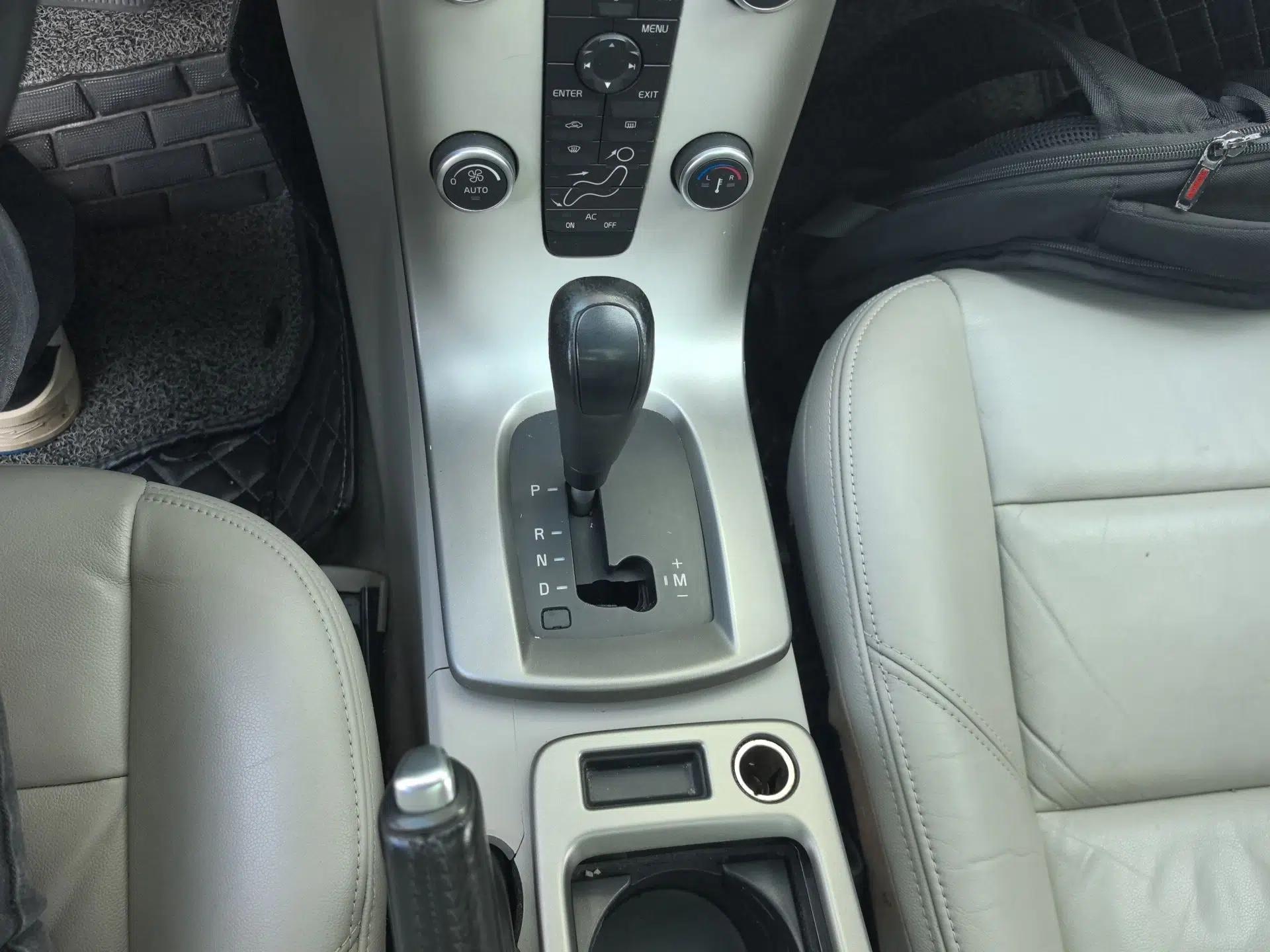 Volvo S40 2011 2.0L Automatic ZhiShang Edition — миниатюра 15