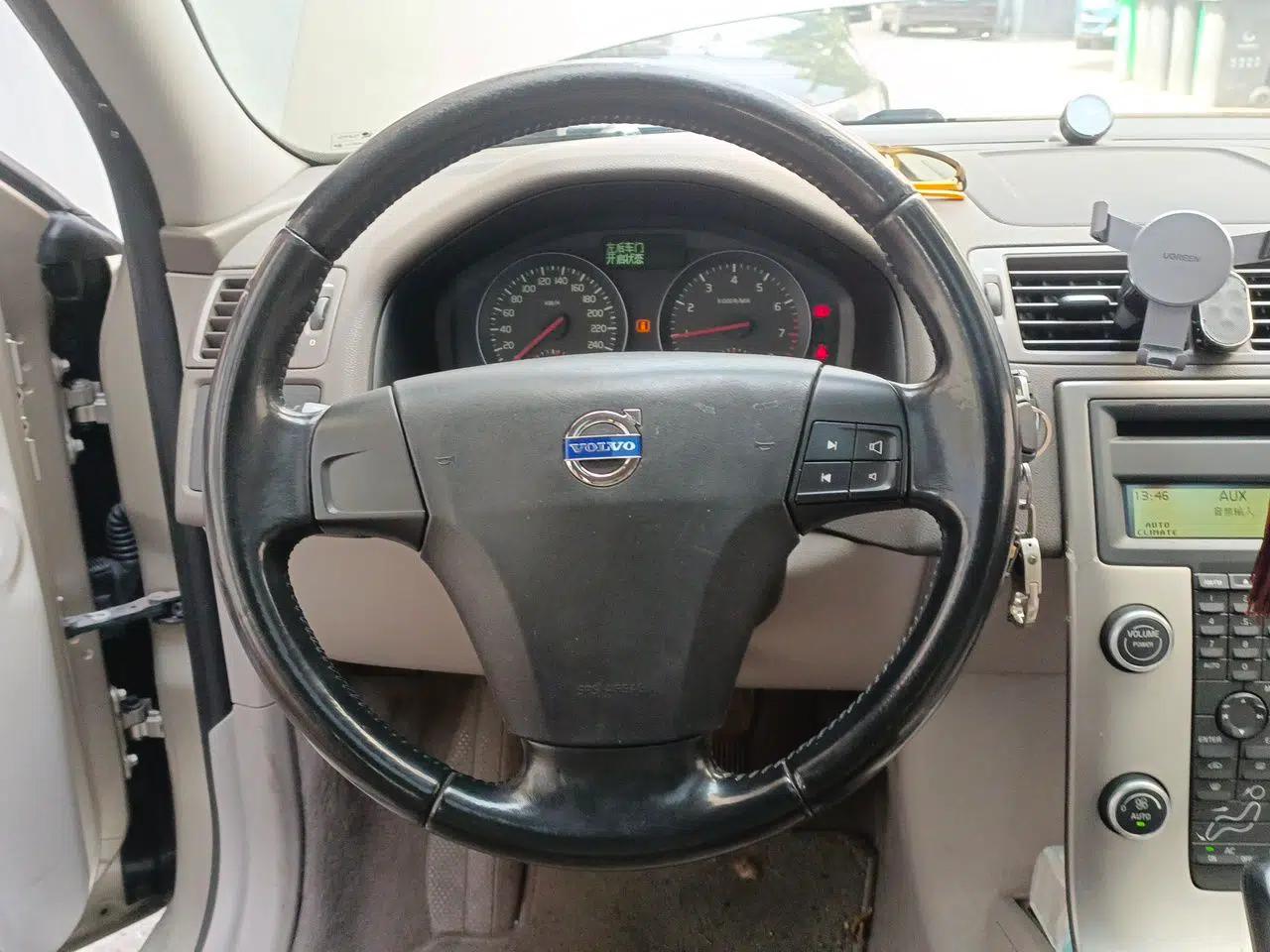 Volvo S40 2011 2.0L Automatic ZhiShang Edition — миниатюра 11