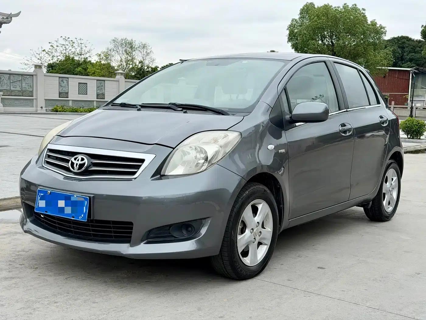 2011 Toyota Yaris 1.6E Automatic Dynamic Edition — миниатюра 1