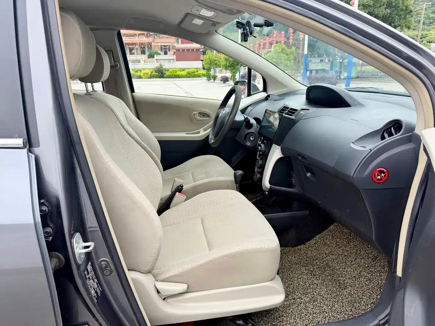 2011 Toyota Yaris 1.6E Automatic Dynamic Edition — миниатюра 13