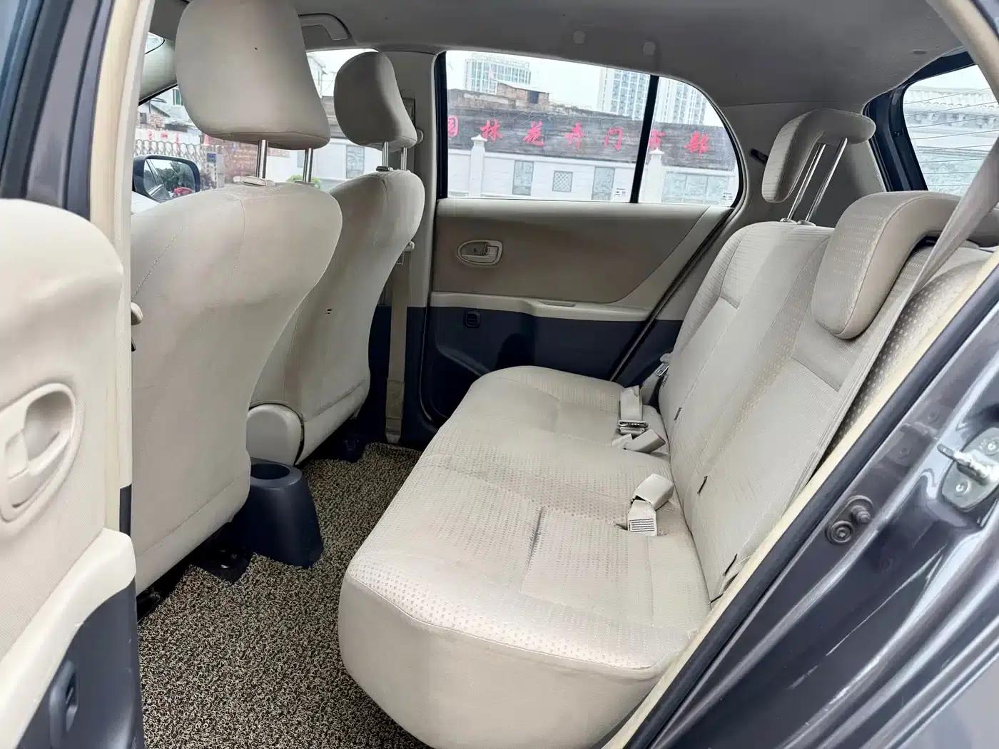 2011 Toyota Yaris 1.6E Automatic Dynamic Edition — миниатюра 15