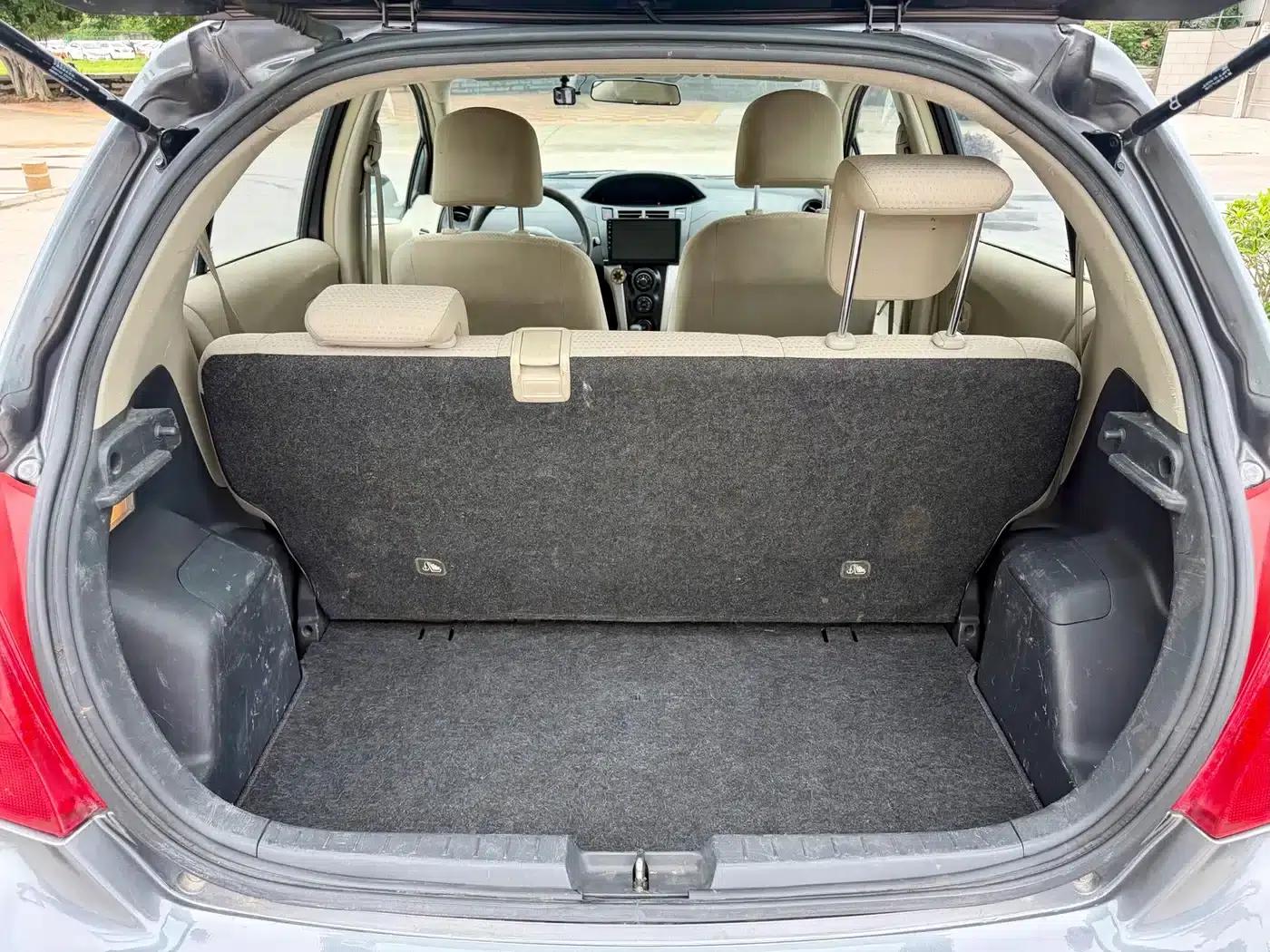 2011 Toyota Yaris 1.6E Automatic Dynamic Edition — миниатюра 16