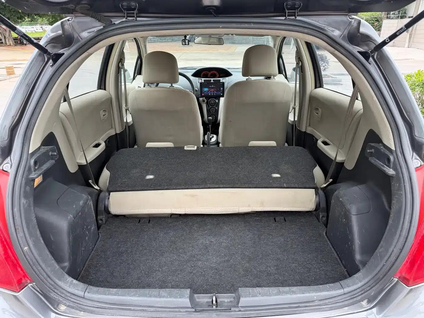 2011 Toyota Yaris 1.6E Automatic Dynamic Edition — миниатюра 17