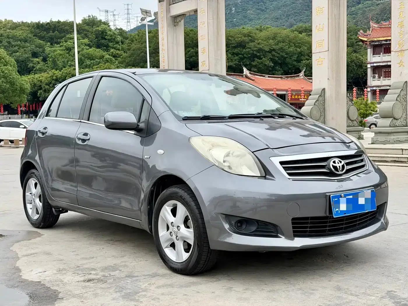 2011 Toyota Yaris 1.6E Automatic Dynamic Edition — миниатюра 3