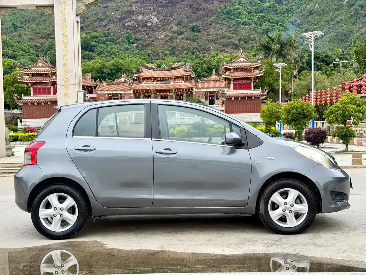 2011 Toyota Yaris 1.6E Automatic Dynamic Edition — миниатюра 4