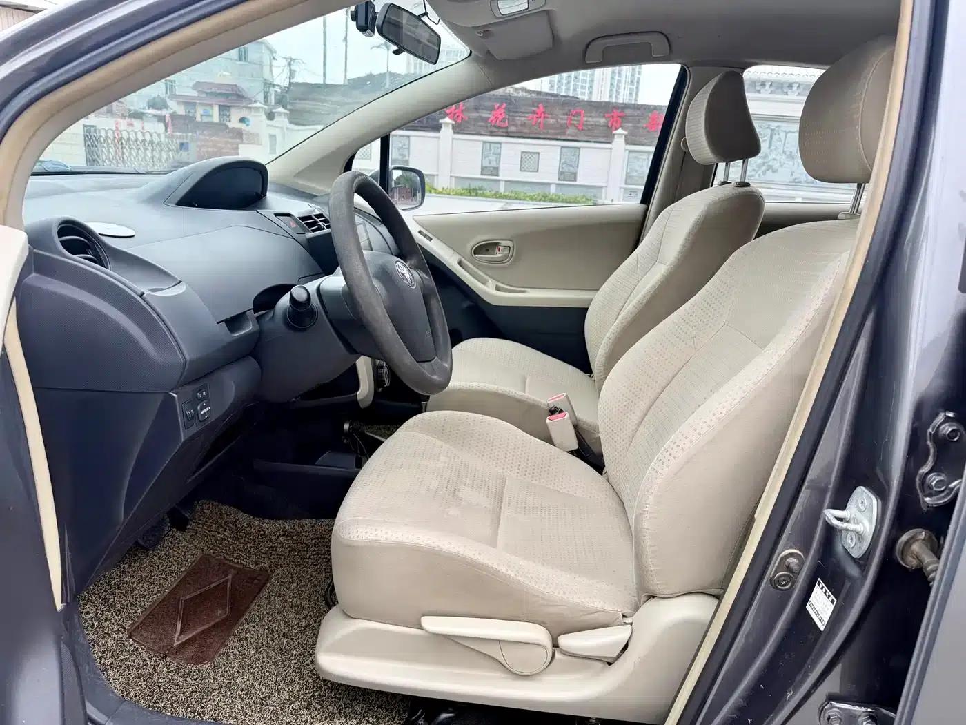 2011 Toyota Yaris 1.6E Automatic Dynamic Edition — миниатюра 9