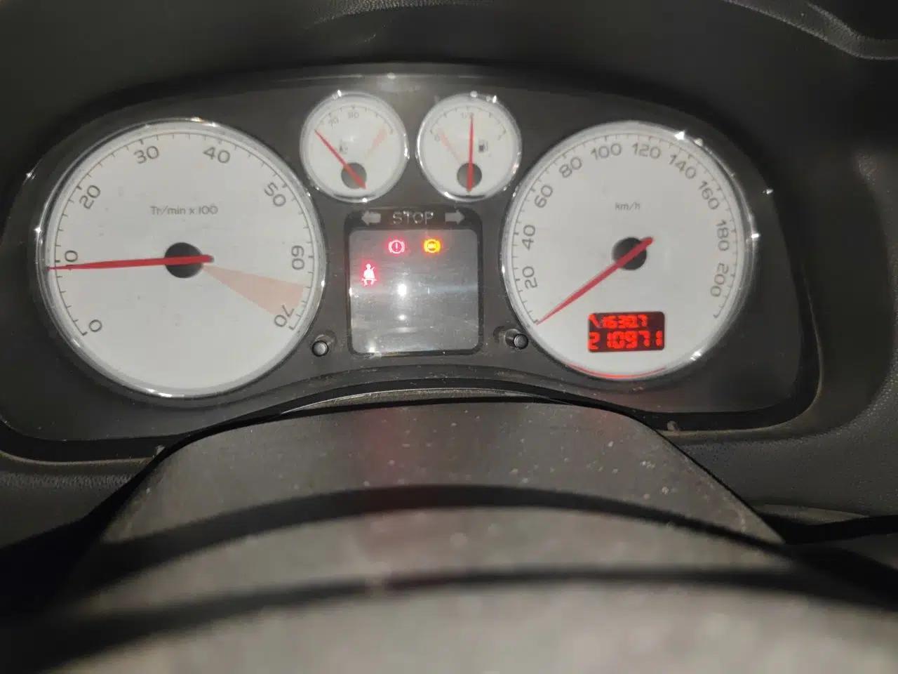 Peugeot 307 2010 Sedan 1.6L Manual Comfort Edition — миниатюра 13