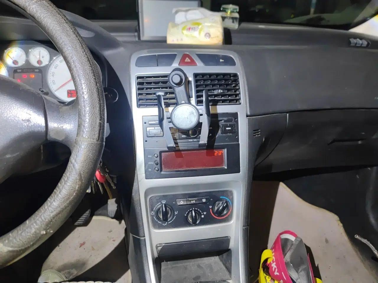 Peugeot 307 2010 Sedan 1.6L Manual Comfort Edition — миниатюра 14