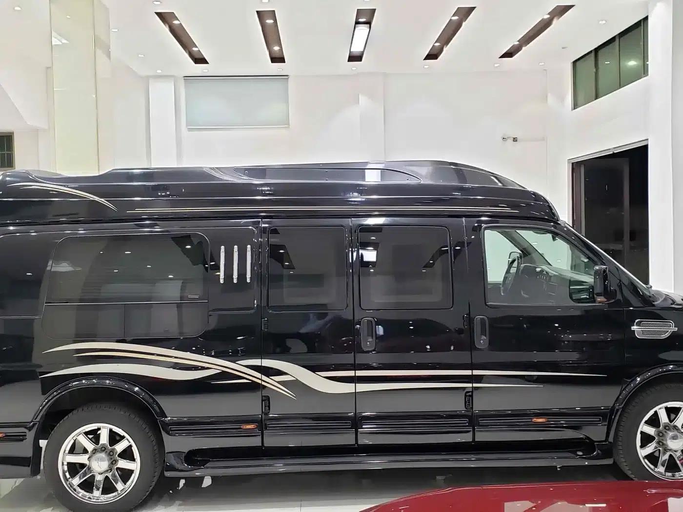 2014 SAVANA 6.0L Long Wheelbase Leader Edition — миниатюра 14