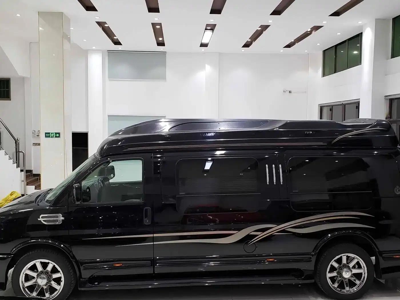 2014 SAVANA 6.0L Long Wheelbase Leader Edition — миниатюра 26