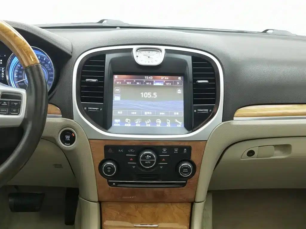 2013 Chrysler 300C Imported Model, 3.6L Premium Edition — миниатюра 12