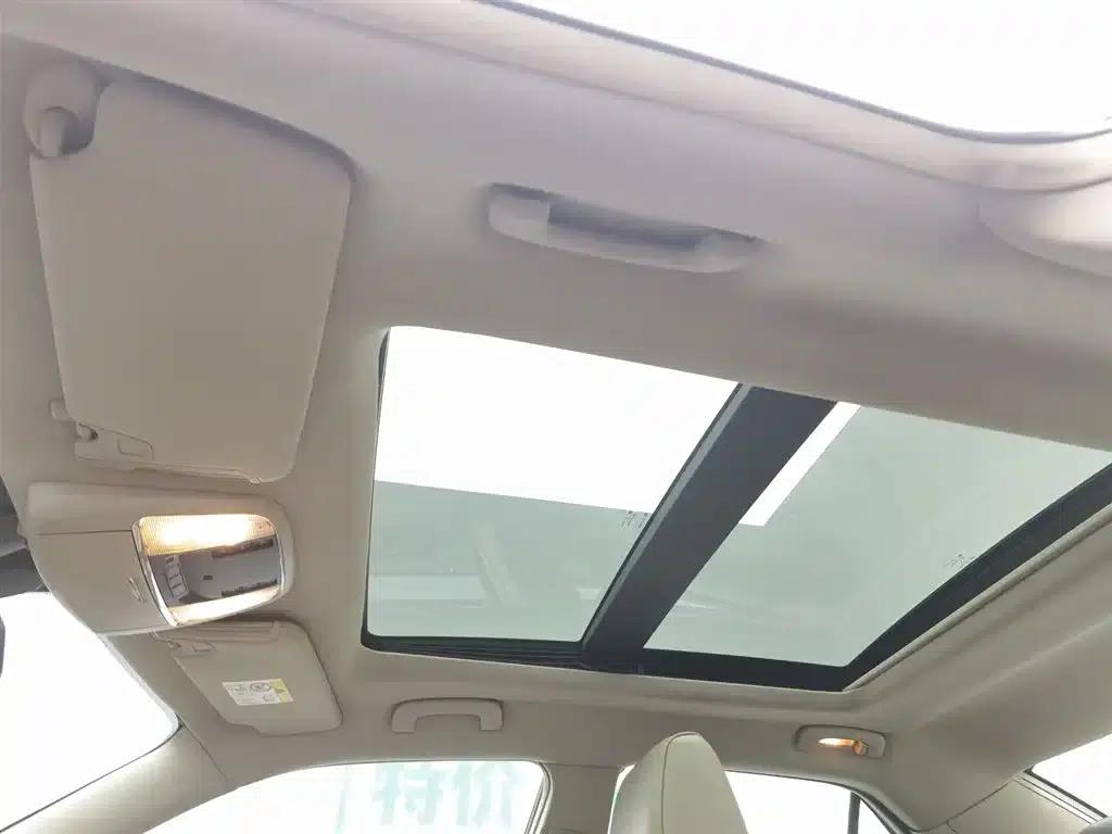 2013 Chrysler 300C Imported Model, 3.6L Premium Edition — миниатюра 14