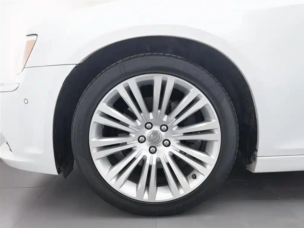 2013 Chrysler 300C Imported Model, 3.6L Premium Edition — миниатюра 17