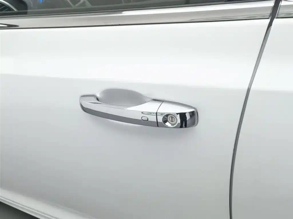 2013 Chrysler 300C Imported Model, 3.6L Premium Edition — миниатюра 18