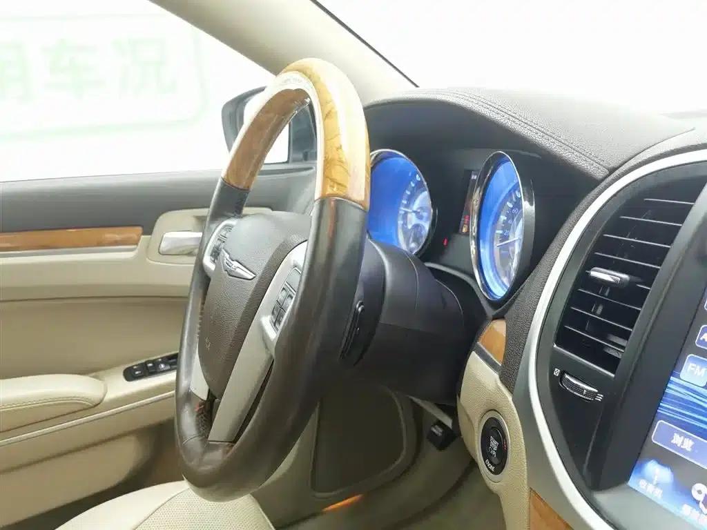 2013 Chrysler 300C Imported Model, 3.6L Premium Edition — миниатюра 22
