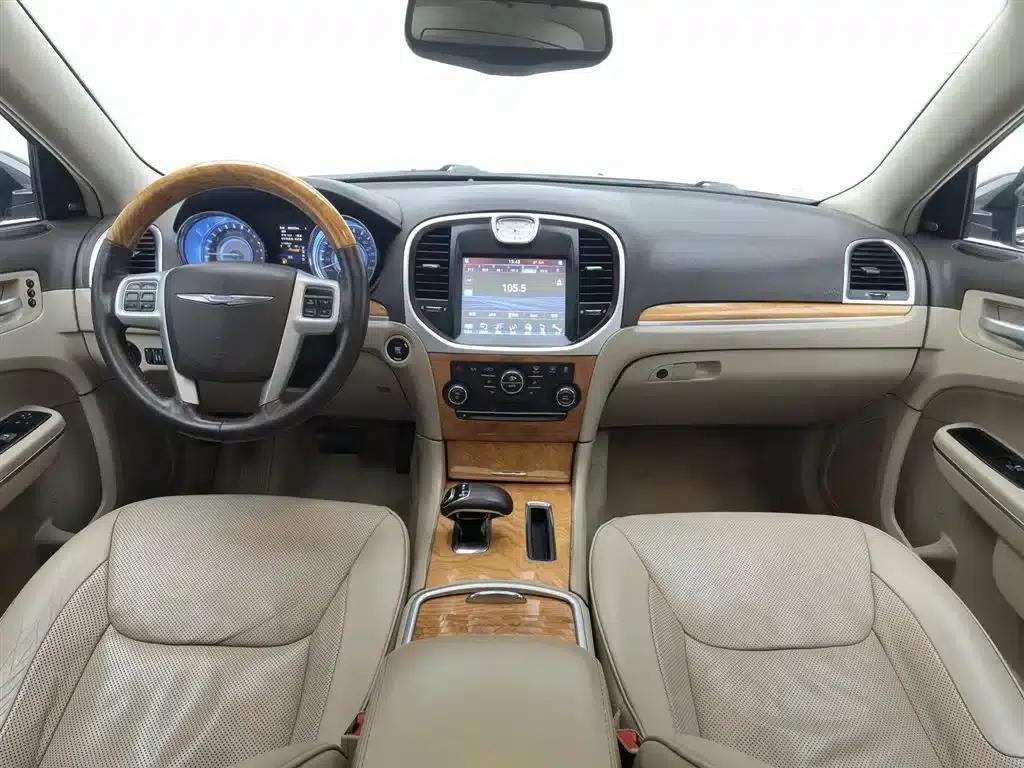 2013 Chrysler 300C Imported Model, 3.6L Premium Edition — миниатюра 5