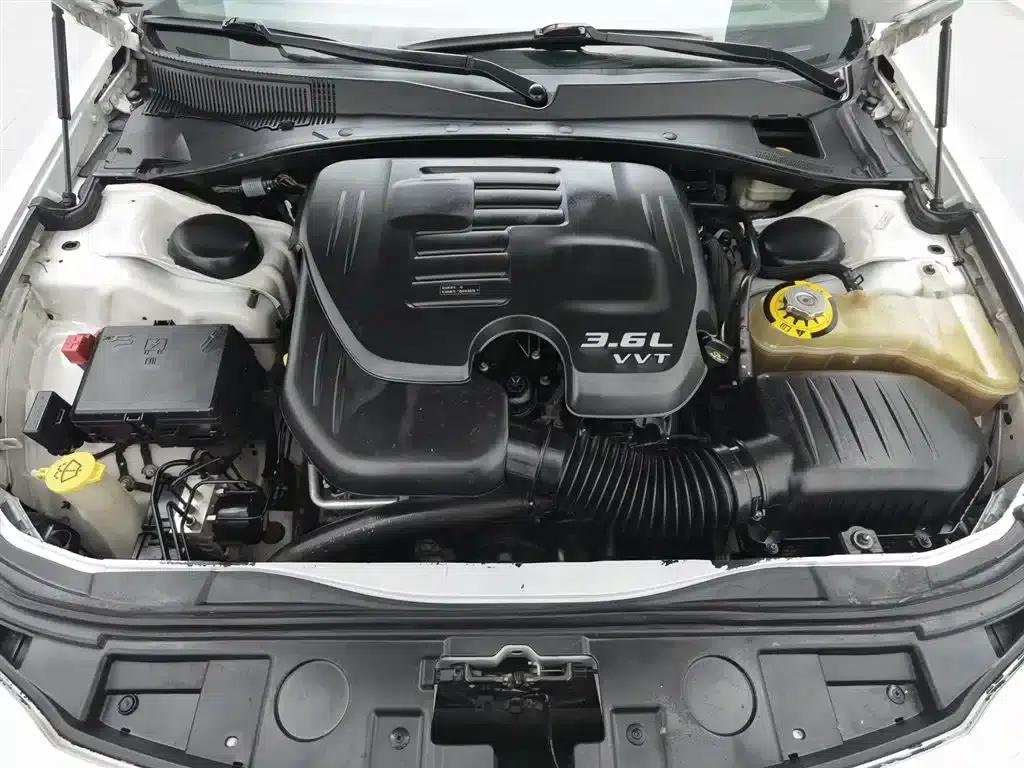 2013 Chrysler 300C Imported Model, 3.6L Premium Edition — миниатюра 6