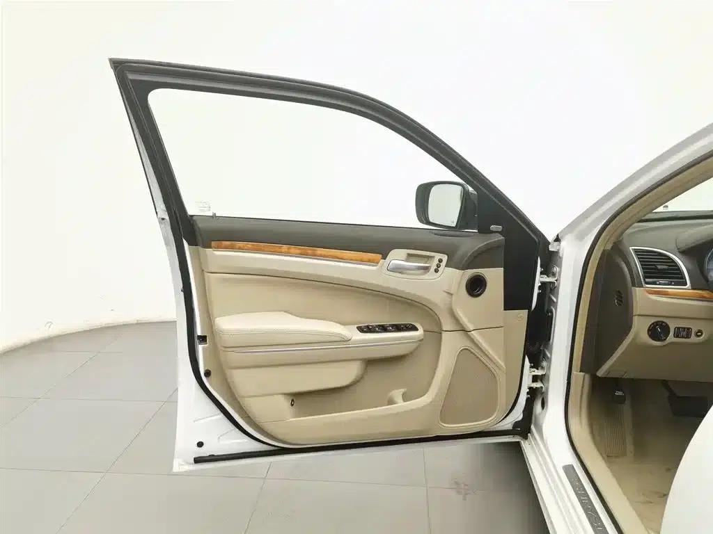2013 Chrysler 300C Imported Model, 3.6L Premium Edition — миниатюра 8
