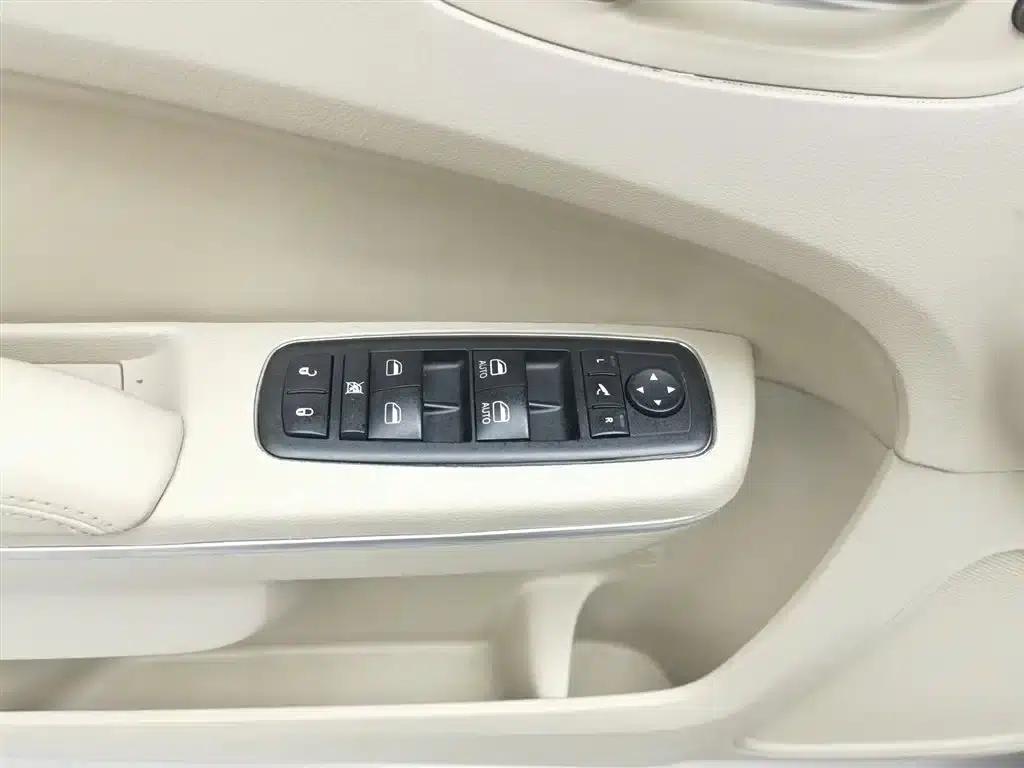 2013 Chrysler 300C Imported Model, 3.6L Premium Edition — миниатюра 9