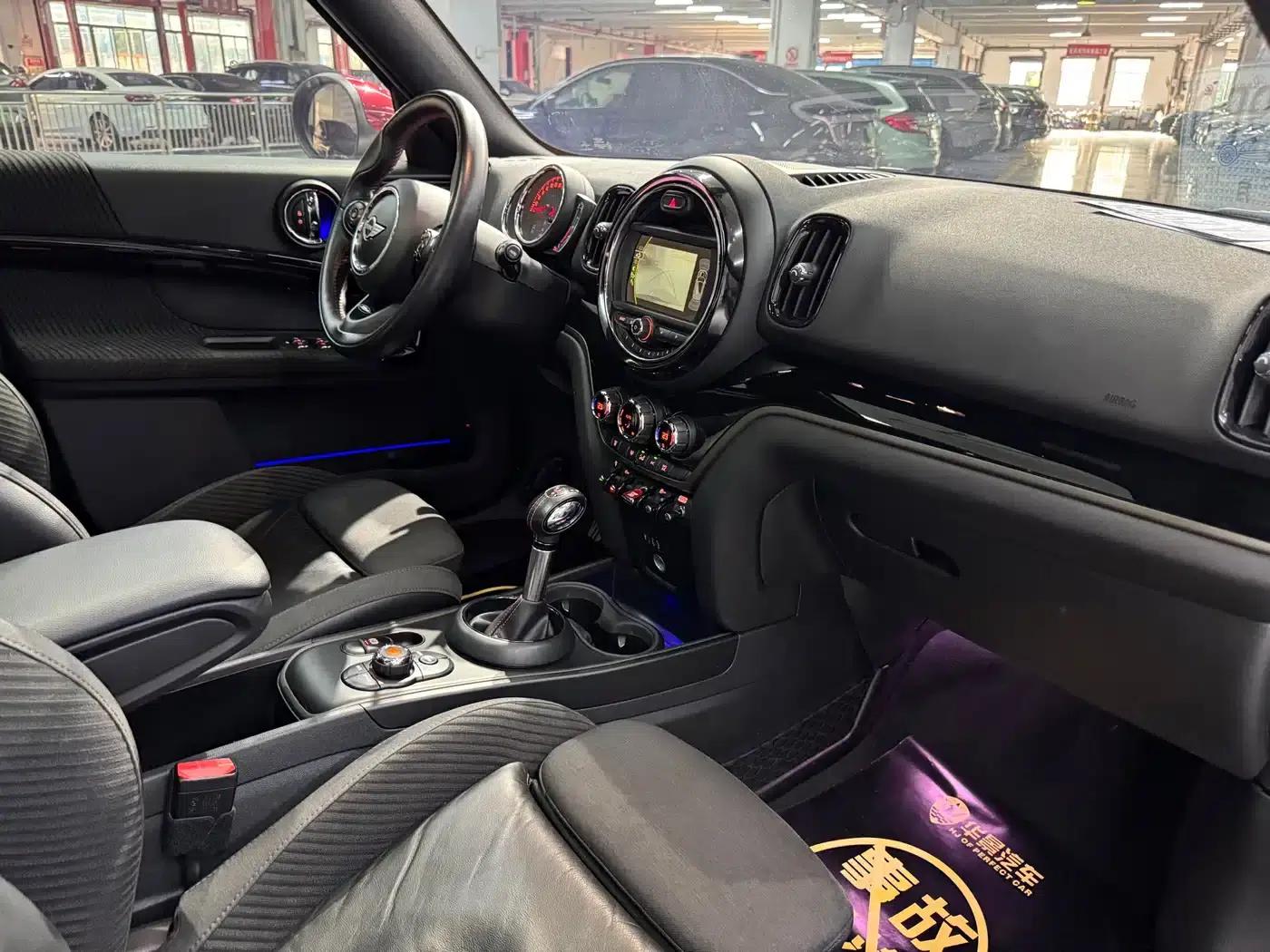 MINI JCW COUNTRYMAN 2018 2.0T JOHN COOPER WORKS — миниатюра 17