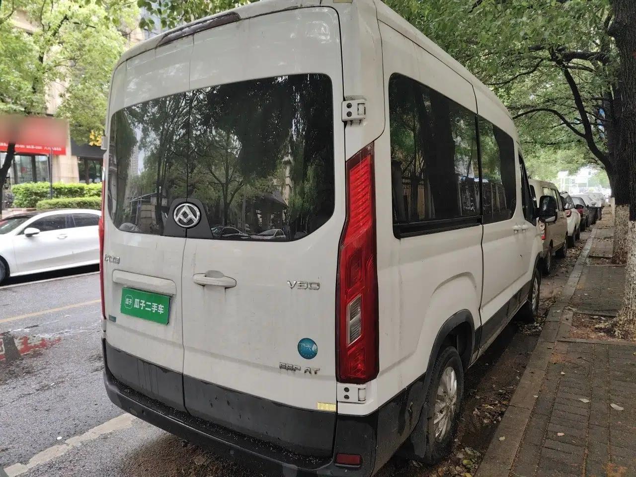 SAIC MAXUS Xintu V90 2022 2.0T Automatic Zhiyun King Rear-Drive Long Wheelbase High-Roof Design with Single Rear Tire—6/7 Seater — миниатюра 6