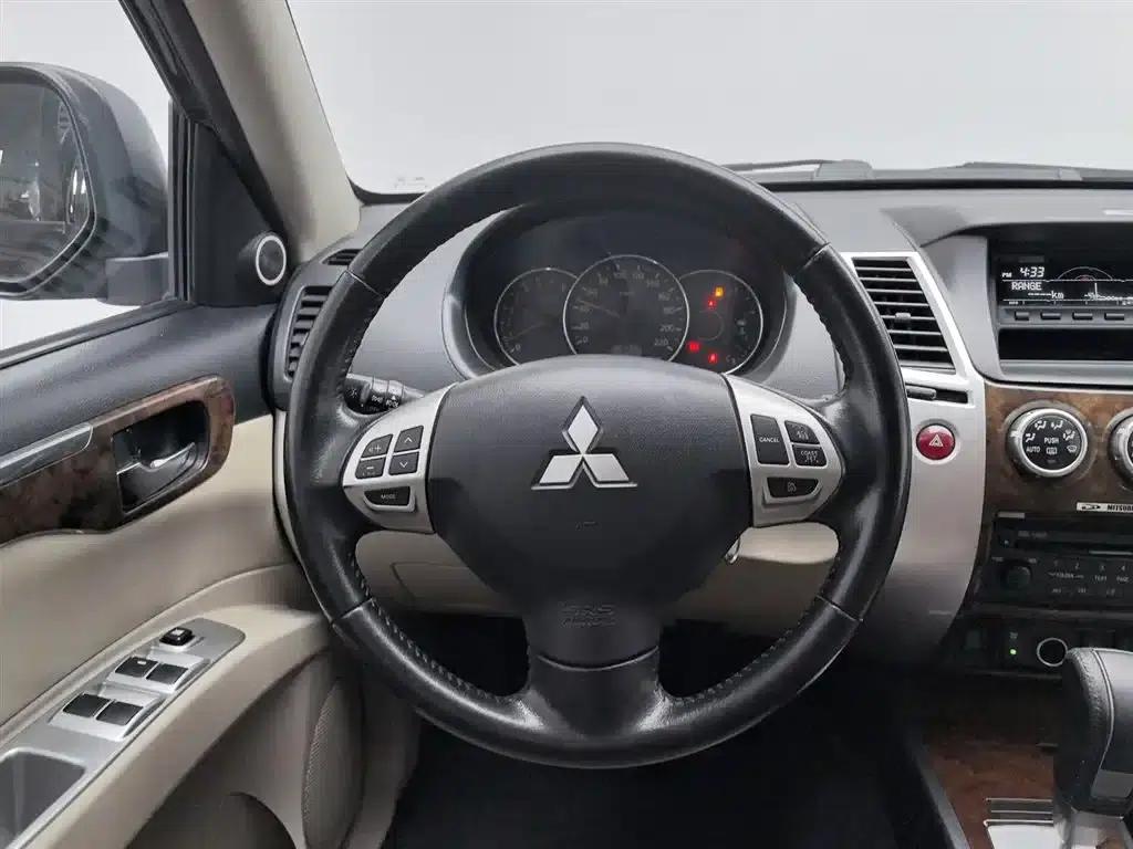 2013 Pajero Sport 3.0L Automatic 2WD Luxury Edition — миниатюра 11