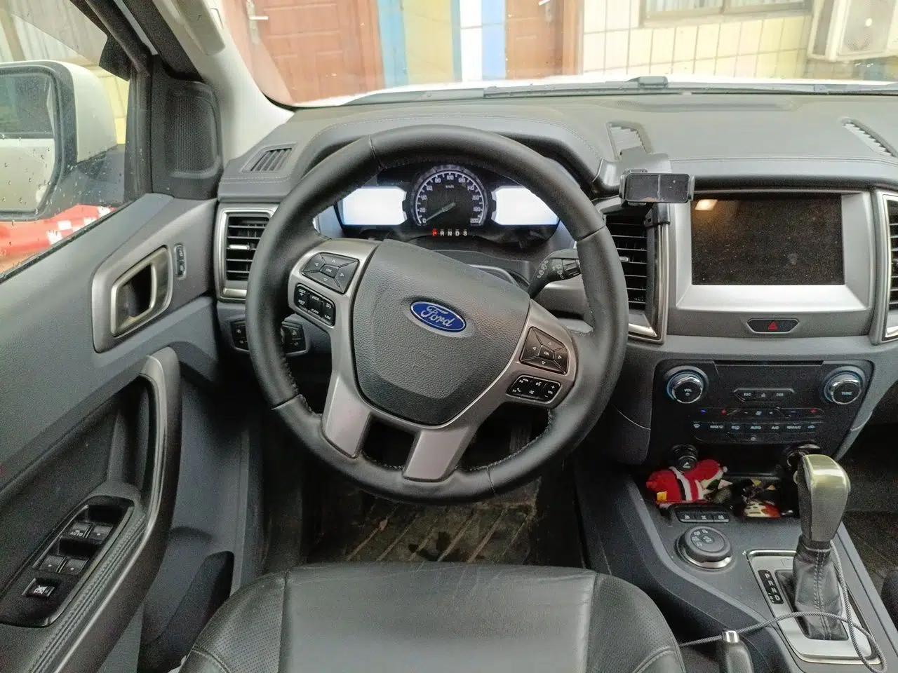 Ford Everest 2016 2.0T Gasoline Automatic 4x4 Luxury Edition — миниатюра 11