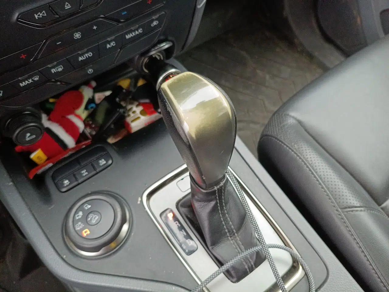 Ford Everest 2016 2.0T Gasoline Automatic 4x4 Luxury Edition — миниатюра 15