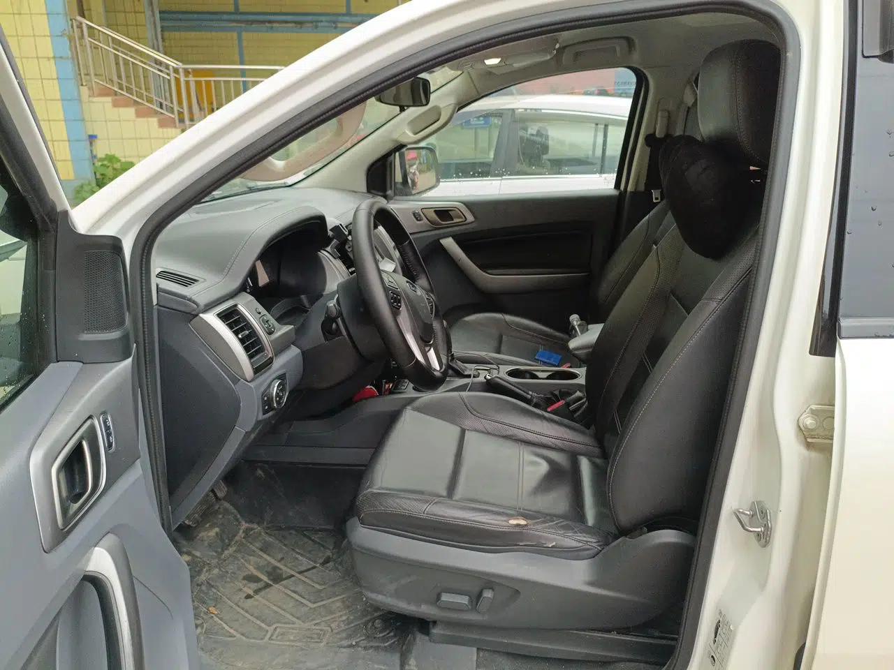 Ford Everest 2016 2.0T Gasoline Automatic 4x4 Luxury Edition — миниатюра 16