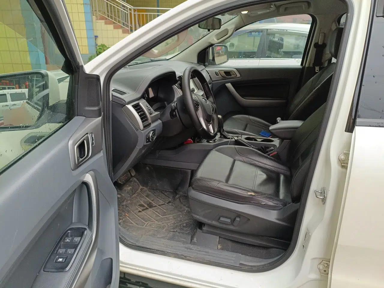 Ford Everest 2016 2.0T Gasoline Automatic 4x4 Luxury Edition — миниатюра 17