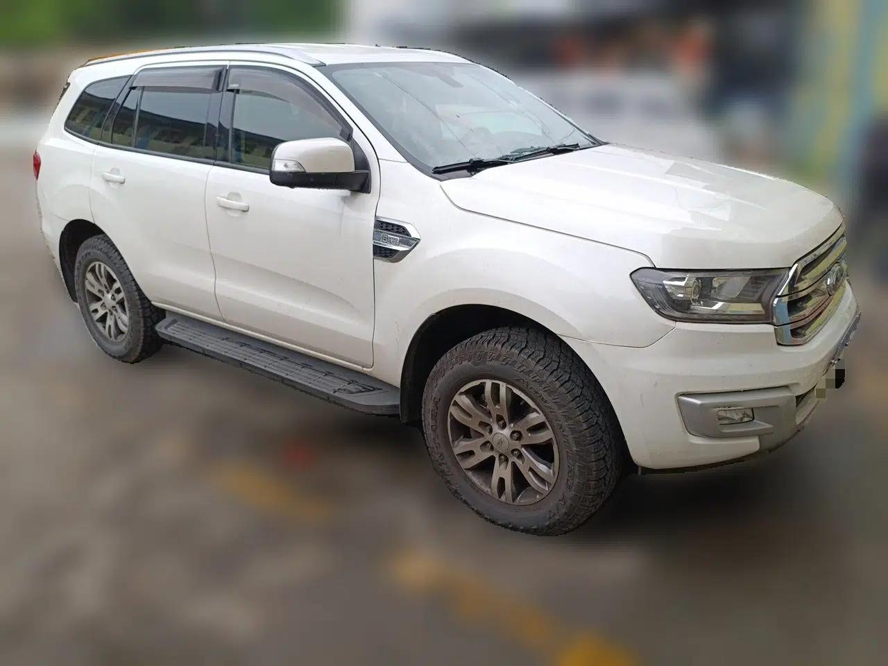 Ford Everest 2016 2.0T Gasoline Automatic 4x4 Luxury Edition — миниатюра 3