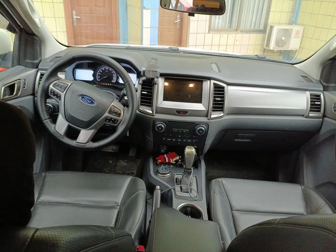 Ford Everest 2016 2.0T Gasoline Automatic 4x4 Luxury Edition — миниатюра 10