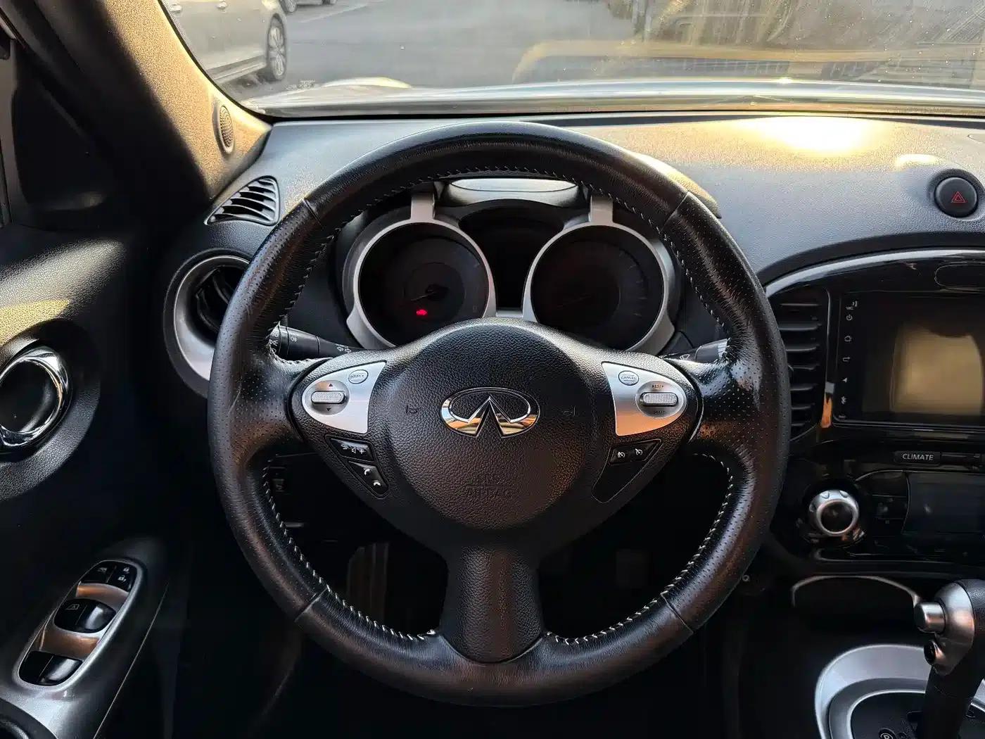 Infiniti ESQ 2014 1.6L Premium Edition — миниатюра 17
