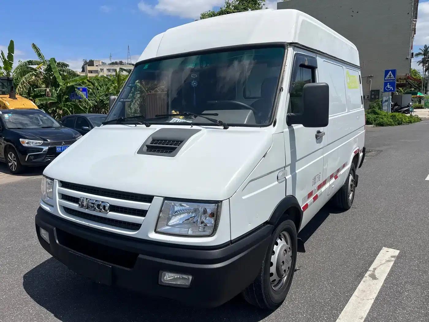 Iveco DeYi 2017 2.8T V35 Van with Mid-Rise, 3/6 Seats 43S5 — миниатюра 1