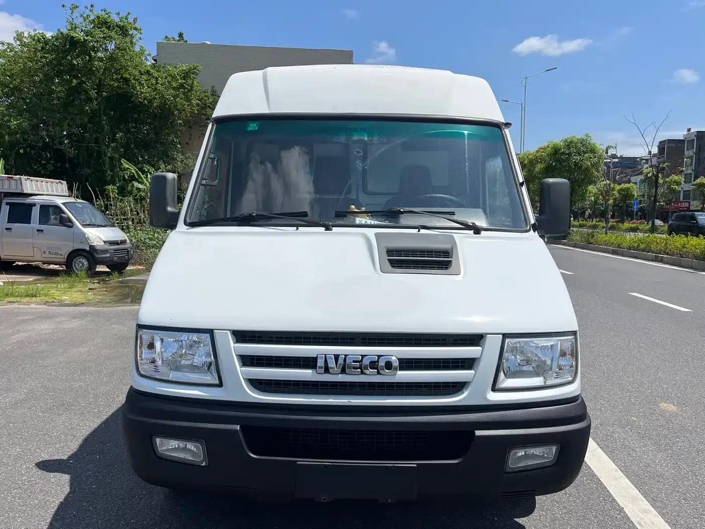 Iveco DeYi 2017 2.8T V35 Van with Mid-Rise, 3/6 Seats 43S5 — миниатюра 2