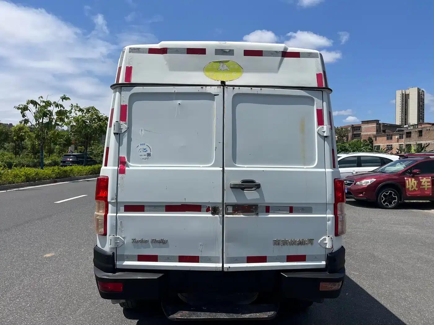 Iveco DeYi 2017 2.8T V35 Van with Mid-Rise, 3/6 Seats 43S5 — миниатюра 3