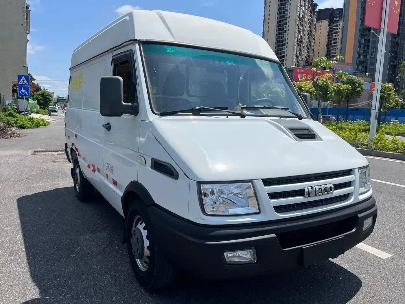 Iveco DeYi 2017 2.8T V35 Van with Mid-Rise, 3/6 Seats 43S5 — миниатюра 4