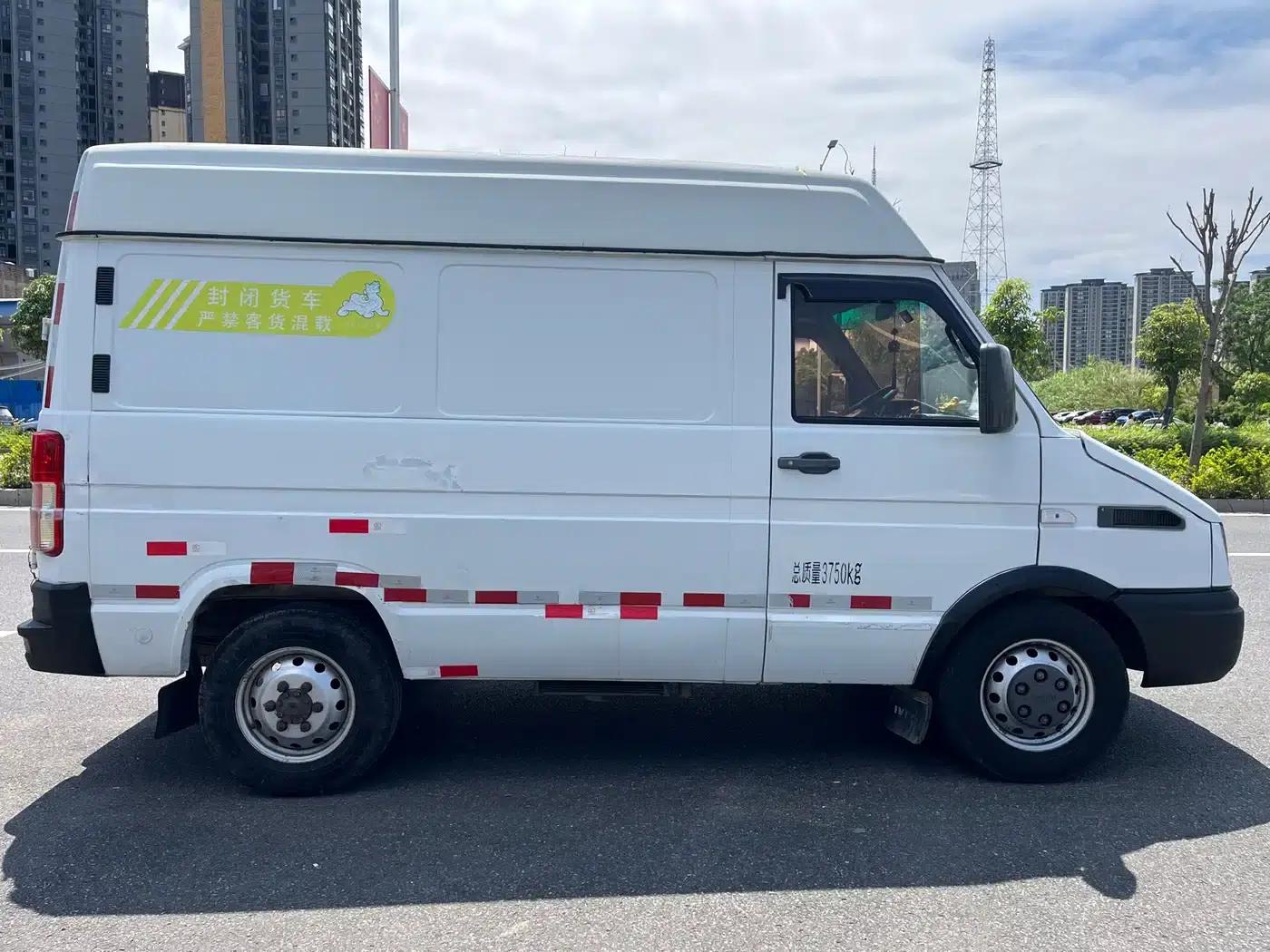 Iveco DeYi 2017 2.8T V35 Van with Mid-Rise, 3/6 Seats 43S5 — миниатюра 5