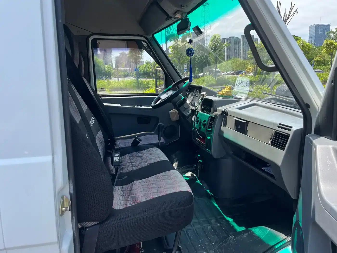 Iveco DeYi 2017 2.8T V35 Van with Mid-Rise, 3/6 Seats 43S5 — миниатюра 9