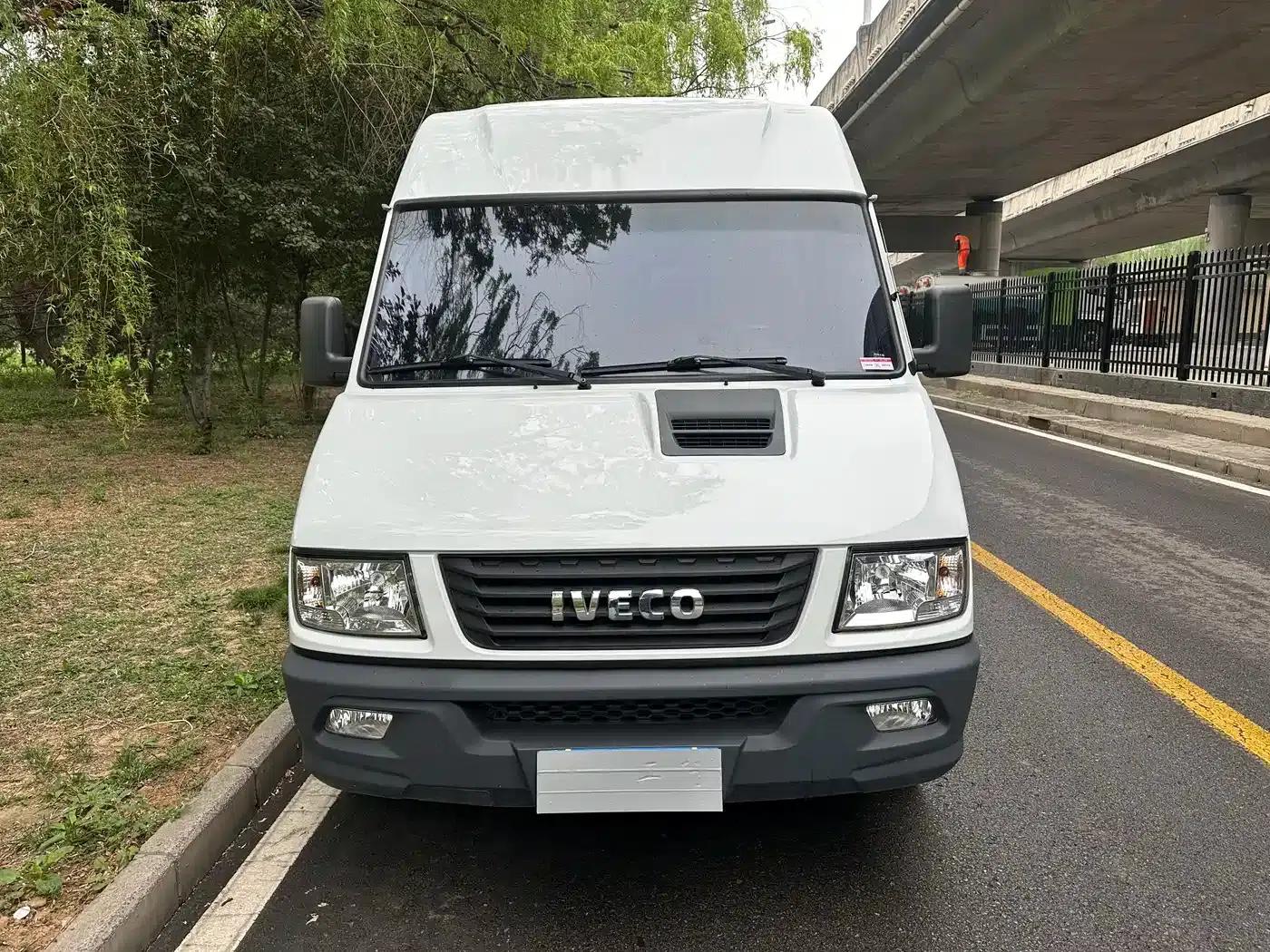 Iveco DeYi 2023 2.5T A35M1 Short Wheelbase Mid-Roof Dual Tire Manual Door 5-9 Seat — миниатюра 1