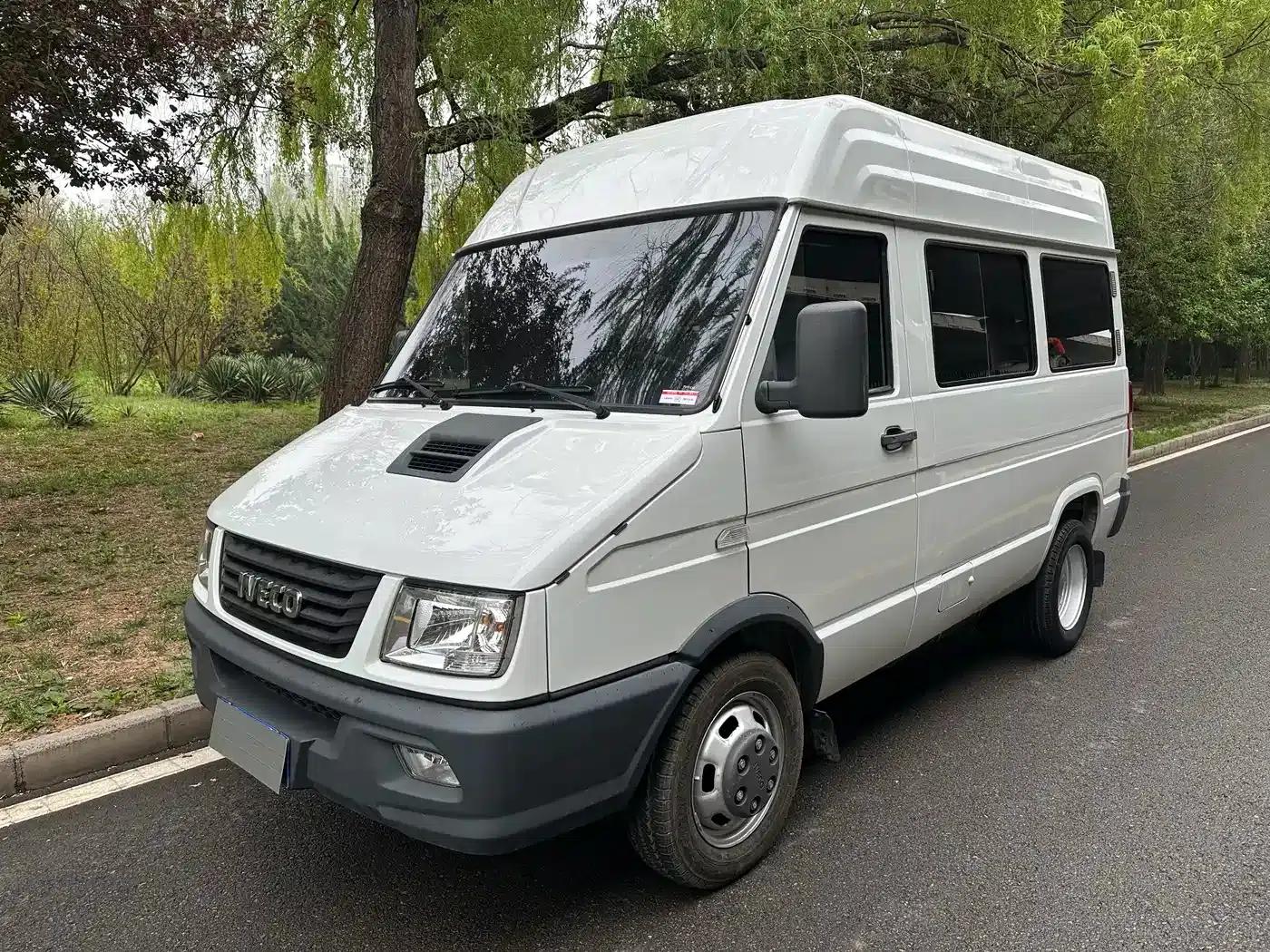 Iveco DeYi 2023 2.5T A35M1 Short Wheelbase Mid-Roof Dual Tire Manual Door 5-9 Seat — миниатюра 2
