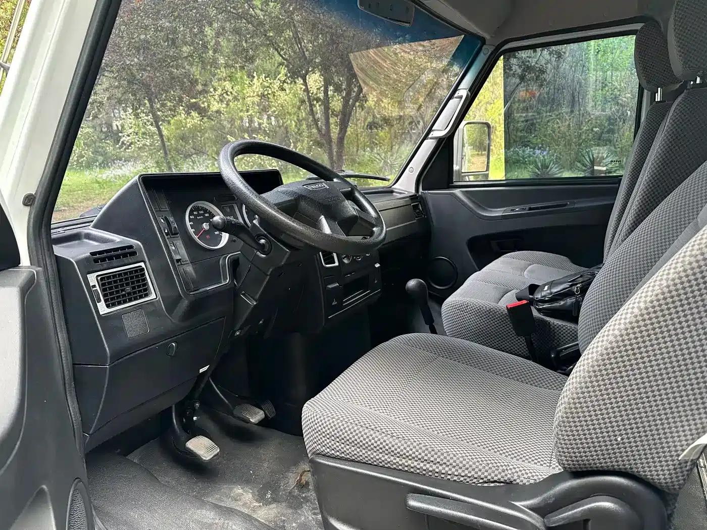 Iveco DeYi 2023 2.5T A35M1 Short Wheelbase Mid-Roof Dual Tire Manual Door 5-9 Seat — миниатюра 3