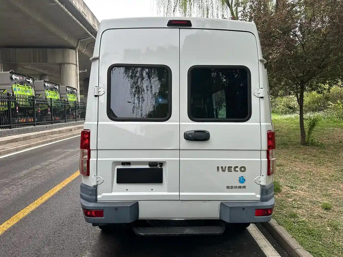 Iveco DeYi 2023 2.5T A35M1 Short Wheelbase Mid-Roof Dual Tire Manual Door 5-9 Seat — миниатюра 4