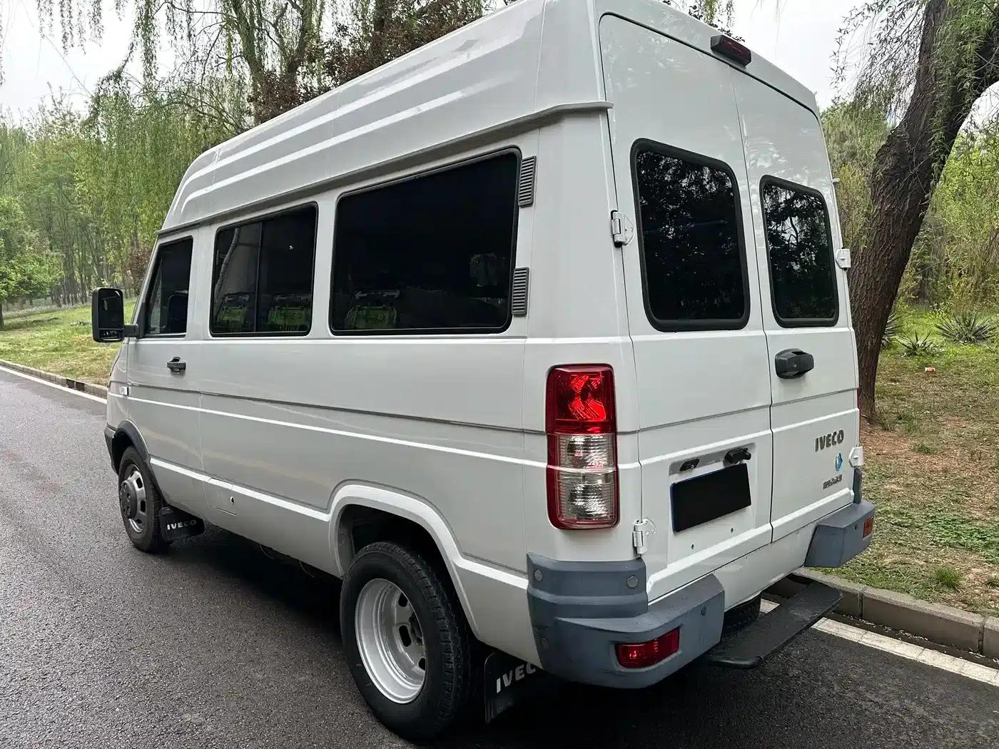 Iveco DeYi 2023 2.5T A35M1 Short Wheelbase Mid-Roof Dual Tire Manual Door 5-9 Seat — миниатюра 5