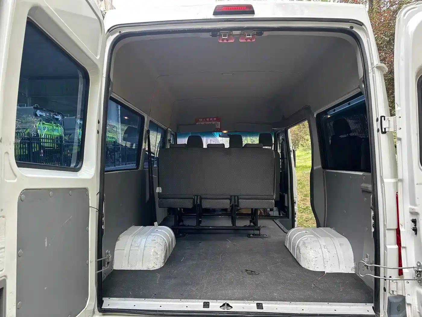 Iveco DeYi 2023 2.5T A35M1 Short Wheelbase Mid-Roof Dual Tire Manual Door 5-9 Seat — миниатюра 6