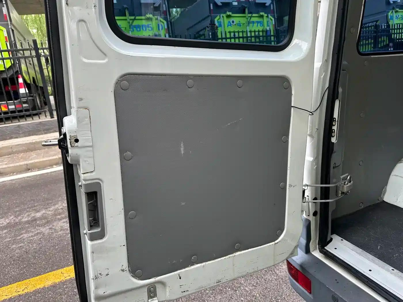 Iveco DeYi 2023 2.5T A35M1 Short Wheelbase Mid-Roof Dual Tire Manual Door 5-9 Seat — миниатюра 7
