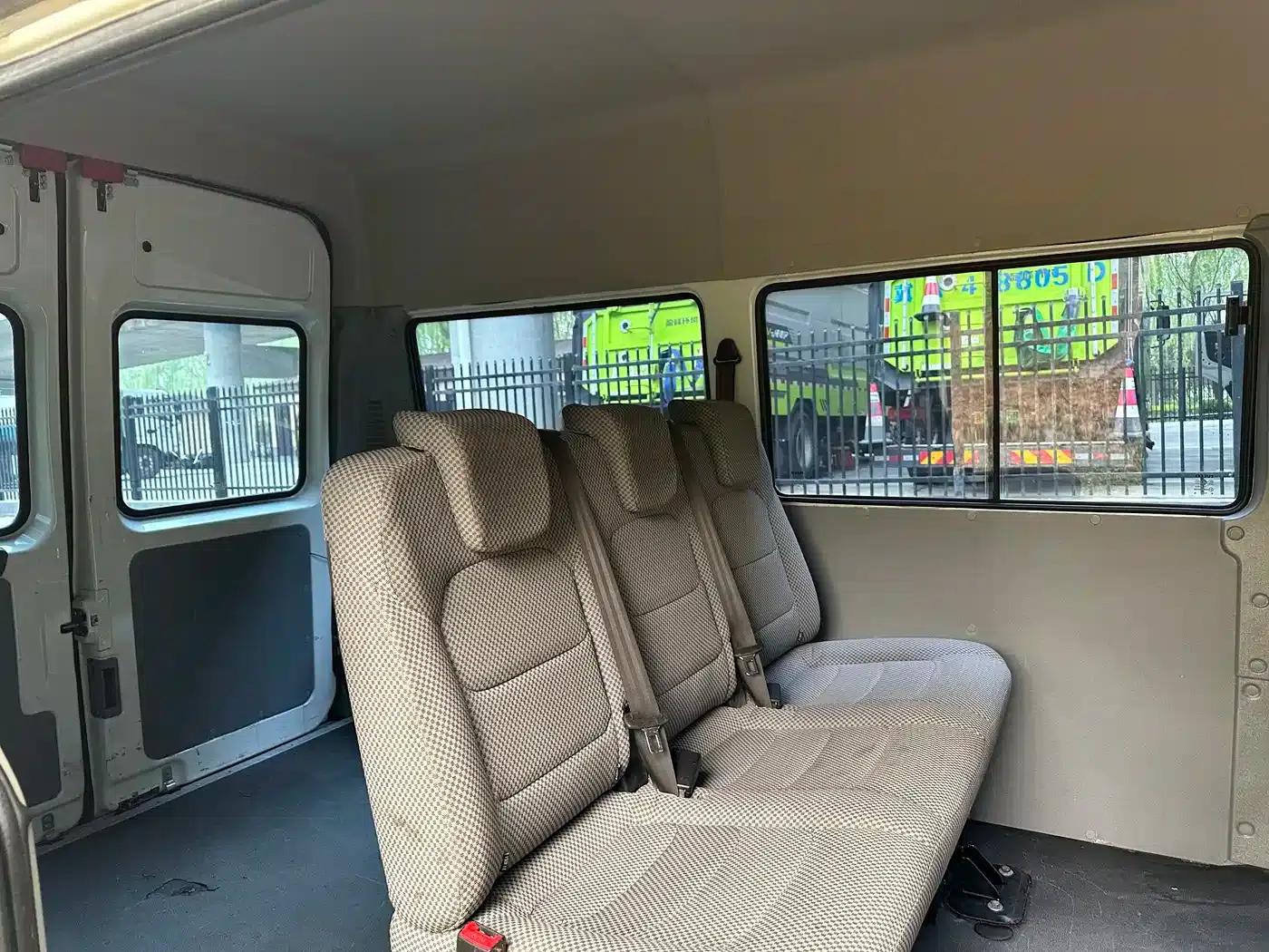 Iveco DeYi 2023 2.5T A35M1 Short Wheelbase Mid-Roof Dual Tire Manual Door 5-9 Seat — миниатюра 8